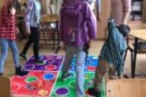 Educaţia la sat, un proiect care învaţă copiii să scrie şi să citească cu ajutorul voluntarilor. Înscrie-te şi tu!