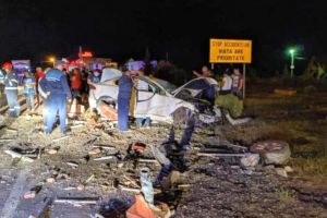 FOTO| Accident rutier GRAV produs de un tânăr de 21 de ani din Alba Iulia. Într-o curbă a pierdut controlul asupra maşinii şi a intrat în coliziune cu un autoturism parcat în afara părţii carosabile