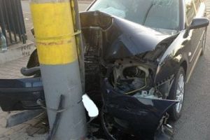 Un brailean beat mort a ajuns cu masina intr-un stalp de pe marginea drumului