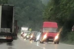 VIDEO FOTO Plouă puternic pe Valea Oltului – Se circulă greu în zona Câineni