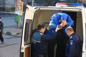 Dezbrăcat şi BĂTUT crunt în spatele unui bloc din Piteşti!