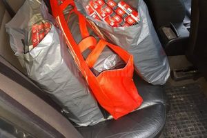 Peste 550 de pachete de ţigări şi alcool de contrabandă, confiscate în timpul unor ...