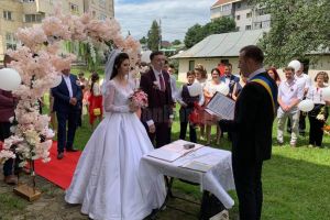 Record de căsătorii oficiate în weekend de viceprimarul Sucevei, Lucian Harşovschi