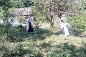 La români, modelul relaţiilor între oameni îl dă satul