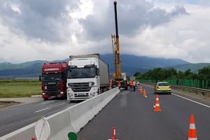 Continuă montarea separatoarelor de sens din beton pe DN1 şi DN13