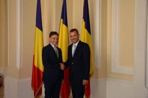 FOTO: Acord bilateral între Alba şi districtul Prignitz din Germania. Replica unui inel gravat aurit vechi de peste 1000 de ani, cadou de la delegaţia germană