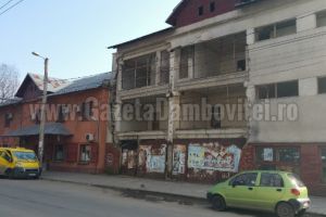 Oficiul Poştal de la Gară, în paragină de ani de zile! Suntem tot la stadiul căutării de soluţii