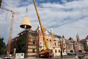 Turla Palatului Episcopal Greco-Catolic din Oradea a fost ridicată pe acoperiş. Declaraţiile episcopului Virgil Bercea (FOTO / VIDEO)