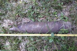 FOTO Proiectil neexplodat găsit în pădure la Sărata