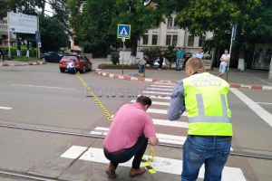 FOTO Fiul unui om de afaceri din Botoşani, implicat într-un accident. O tânără a fost rănită