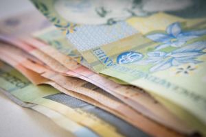 În ce condiţii riscă funcţionarii publici scăderea salariului timp de un an