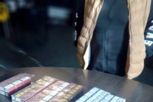 Femeie de 62 de ani, prinsă în timp ce vindea ţigări de contrabandă. S-a ales cu dosar penal