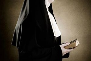 Atenţie cui daţi bani! O femeie s-a dat drept măicuţă şi a cerut bani pentru acatiste