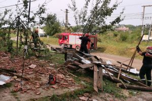 Pagube însemnate în mai multe comune din judeţ, în urma ploilor şi vijeliilor de pe 2 iulie