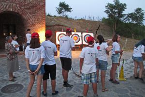 Tirul cu arcul, o atracţie importantă la Festivalul Medieval al Cetăţii (FOTO)