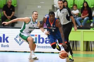 Început slab de sezon pentru baschetbalişti: CSM CSU a pierdut cu 66-82 în Bulgaria (FOTO)