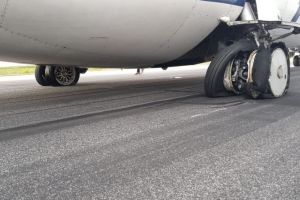 FOTO. ALERTĂ. Anvelopele avionului Satu Mare – Bucureşti au explodat la aterizare