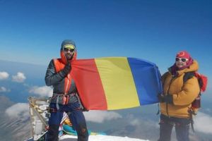 Steagul Municipiului Iaşi pe vârful Elbrus