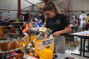 Pasionaţii de roboţi din toată ţara, în tabără la Beclean: ”E ca un sport de echipă. Jucăm toţi ca să câştigăm” (FOTO)