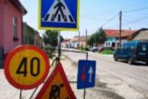 Asfaltare cu viteza melcului pe drumul Oraviţa-Moraviţa, dar cu viteza luminii pe drumul Pojejena-Socol!