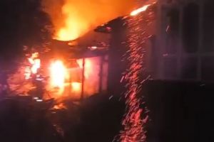 Incendiu la Telciu: Au ars o casă şi un atelier de tâmplărie (VIDEO)