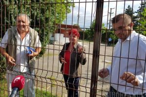 Descinderi cu mascaţi şi executor în parcarea de la intrarea în Băile Felix. După un proces de 20 ani, terenul a fost preluat, oficial, de Primăria Sânmartin (FOTO / VIDEO)