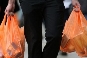 Guvernul introduce o taxă pe toate pungile comercializate