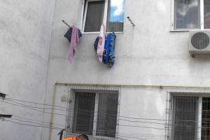 O fetiţă a căzut de la etajul al treilea. Bunicii o urcaseră pe pervaz