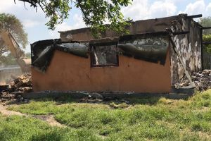 Casa unei femei din Botoşani, distrusă de incendiu. Autorităţile i-au oferit o construcţie modulară