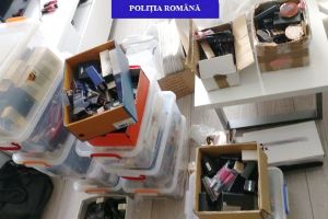 Percheziţii în Oradea: Peste 2.000 de parfumuri, cosmetice şi haine au fost confiscate de poliţişti (FOTO)