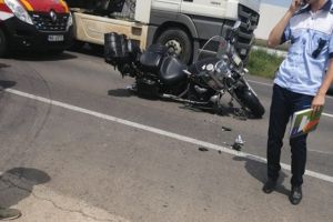 Motociclist rănit în urma unui accident provocat de un şofer neatent, pe centura Timişoarei
