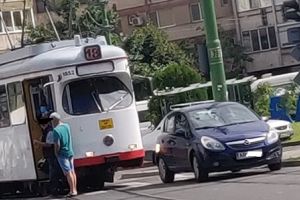 Ziua şi parcarea „unde vor muşchii mei”. Încă un tramvai blocat de o maşină lăsată în voia sorţii