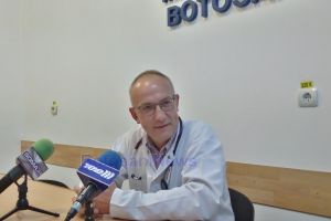 Purtătorul de cuvânt al Spitalului Judeţean, după scandalul primarului mort pe treptele Spitalului Săveni: Toată povestea asta tinde să se politizeze. Nu cred că este corect să aruncăm numai vina numai pe unul