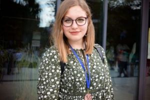 Încă o elevă de 10 ia avionul spre Marea Britanie!