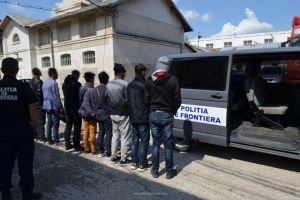 FOTO! Cetăţeni din Bangladesh depistaţi de poliţiştii de frontieră botoşăneni la Pomârla