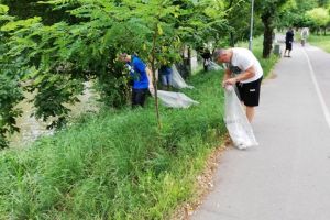 Poliţiştii locali au adunat 60 de saci cu gunoaie de pe malurile Begăi