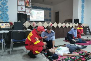 FOTO! Poliţiştii, preoţii şi profesorii dintr-o comună a judeţului Botoşani au luat lecţii de prim ajutor de la pompieri şi asistenţii SMURD