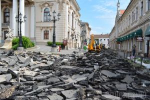 Strada Madach Imre din centrul Oradiei a fost închisă şi spartă. Va fi pietonală (FOTO)