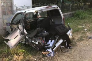 Accident între o Ambulanţă şi un cvadriciclu la ieşirea din Oradea spre Aeroport. Vehiculul din urmă a fost făcut zob, şoferul a fost dus la spital (FOTO)