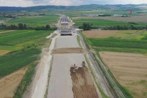 VIDEO DRONĂ: Autostrada Sebeş-Turda lotul 2, filmul complet care arată cât de amuzante au fost declaraţiile lui Cuc şi Neaga privind deschiderea circulaţiei până la finalul anului