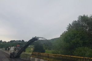 VIDEO – Cibinul poluat cu asfalt decoperat aruncat de drumari direct în râu