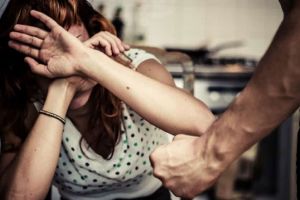 Ziua şi ordinul de protecţie. Braşoveni, cercetaţi penal pentru ameninţare şi violenţă împotriva soţiilor