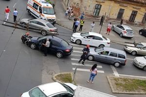 Două persoane, printre care un copil, rănite grav din cauza unui şofer care nu a acordat prioritate