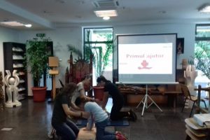 Curs de prim ajutor, organizat de Asociaţia Culturală „Sfântul Mitropolit Dosoftei” şi ...