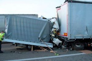 FOTO. Accident CUMPLIT în Germania. Un şofer român strivit în cabina camionului după impactul cu un TIR