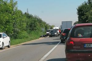 COLIZIUNE între un scuter şi un autoturism, la ieşirea din Arad