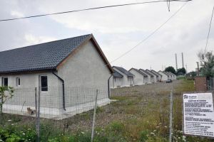 Locatarii caselor sociale protestează pentru că Primăria nu le-a racordat la apă şi canalizare