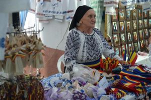 150 de invitaţi la Târgul Meşterilor Populari: Port popular, ceramică, împletituri din nuiele, podoabe şi turtă dulce, în Parcul Bălcescu