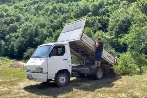 VIDEO – Gunoaie aruncate direct în râu la Răşinari – Reacţia şoferului filmat de Lucian Mîndruţă