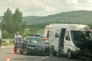 Doi răniţi după un accident rutier la Coldău în care au fost implicate un microbuz şi un Audi (FOTO)